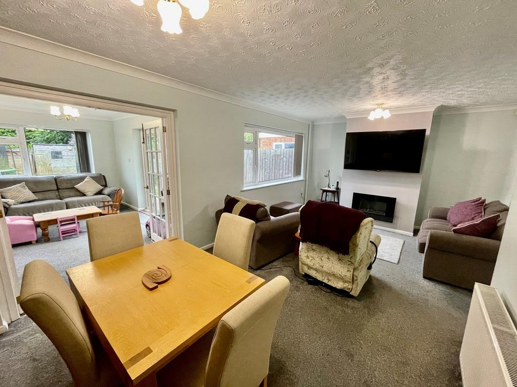 York Way, Raunds, Wellingborough, NN9 3 bed semidetached house for