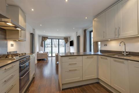 2 bedroom flat for sale, Bradiston Road, London
