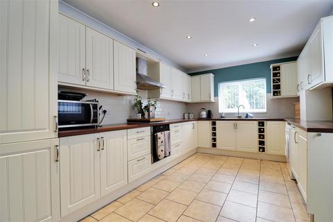 1111 Hessle Road, Hull, HU4 6SB