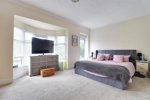 1111 Hessle Road, Hull, HU4 6SB