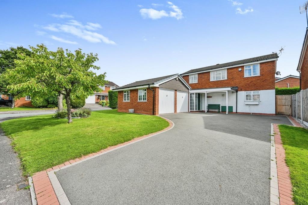 Arundel, Tamworth 4 bed detached house £475,000