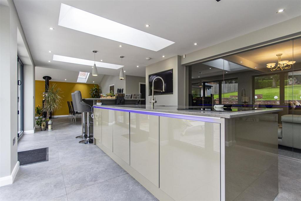 Derby Road, Wingerworth, Chesterfield 5 bed semidetached house for