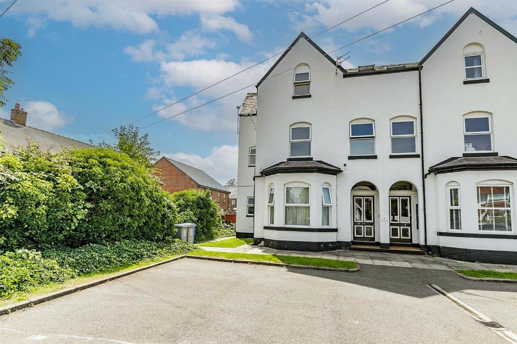 8 Roebuck Lane, Sale 1 bed flat £145,000