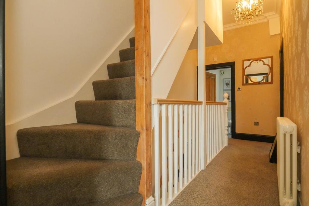 Landing (1 st floor)