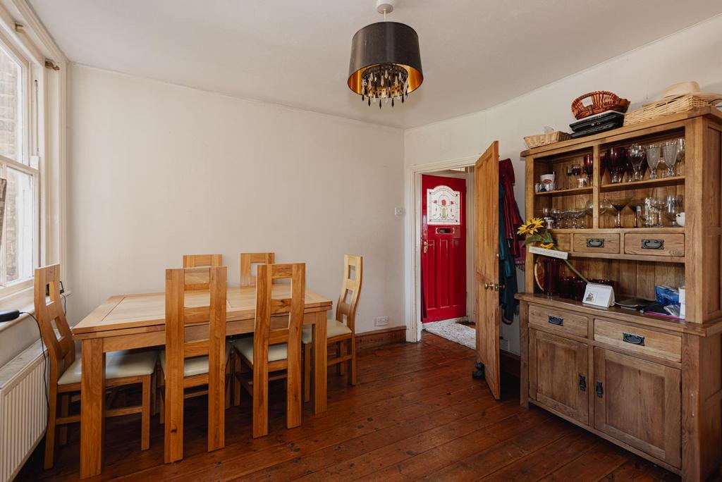 Lower Court Road, Epsom 3 bed semidetached house for sale £475,000