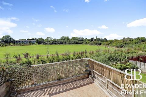 17 Maypole Drive, Chigwell, IG7 6DE
