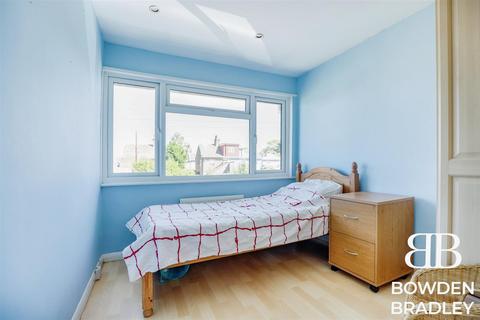 17 Maypole Drive, Chigwell, IG7 6DE