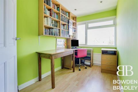 17 Maypole Drive, Chigwell, IG7 6DE