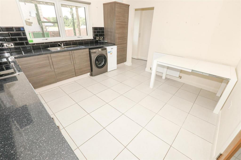 Station Road, Cardenden, Lochgelly 3 bed terraced house £140,000