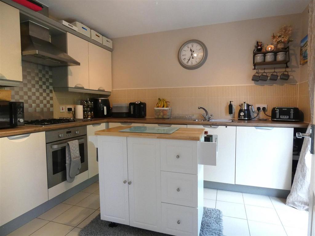 Kitchen (2).JPG
