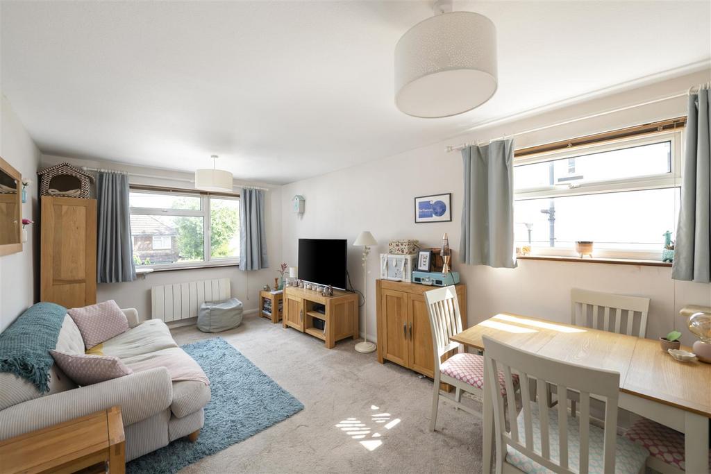 Earlsbrook Road, Redhill 1 bed apartment for sale £230,000