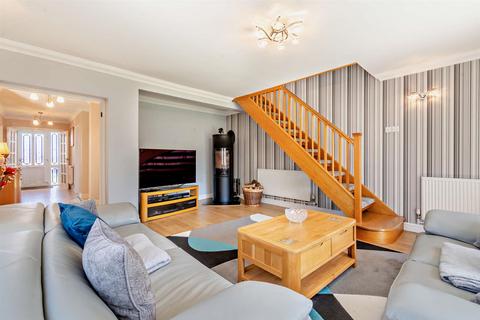3 bedroom detached house for sale, Lenham Road, Harrietsham, Maidstone