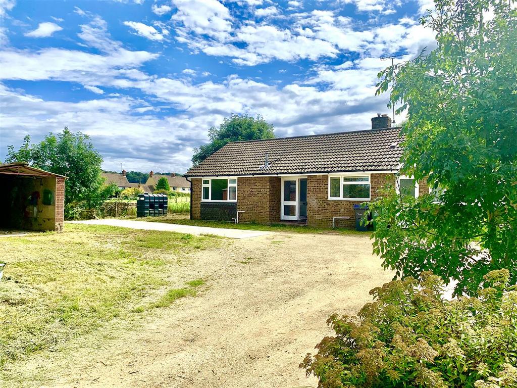 Chapel Cottages, West Overton... 3 bed detached bungalow £1,300 pcm