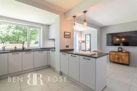 4 Fieldside Avenue, Euxton, Chorley, PR7 6JF