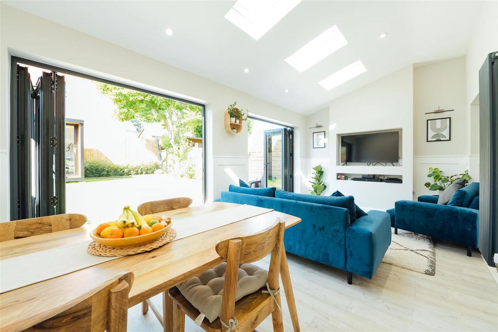 Grange Close, Hitchin 3 bed detached house for sale £665,000