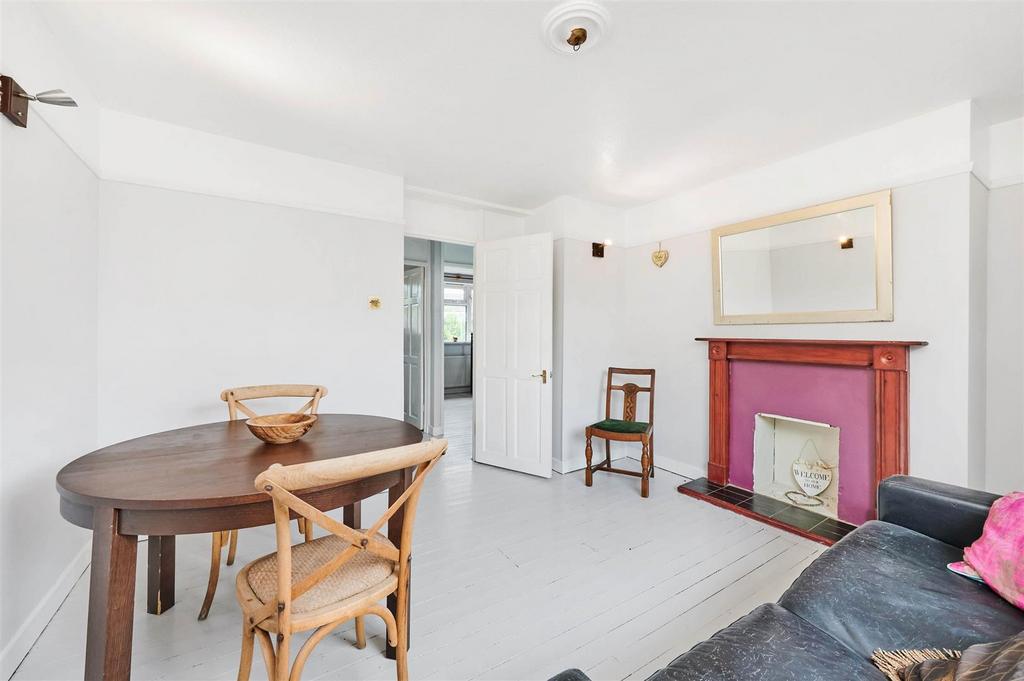 Brookwood Avenue, Barnes, SW13 2 bed flat for sale £485,000