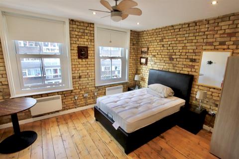 Studio to rent, Goswell Road, London