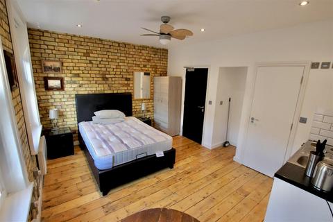 Studio to rent, Goswell Road, London