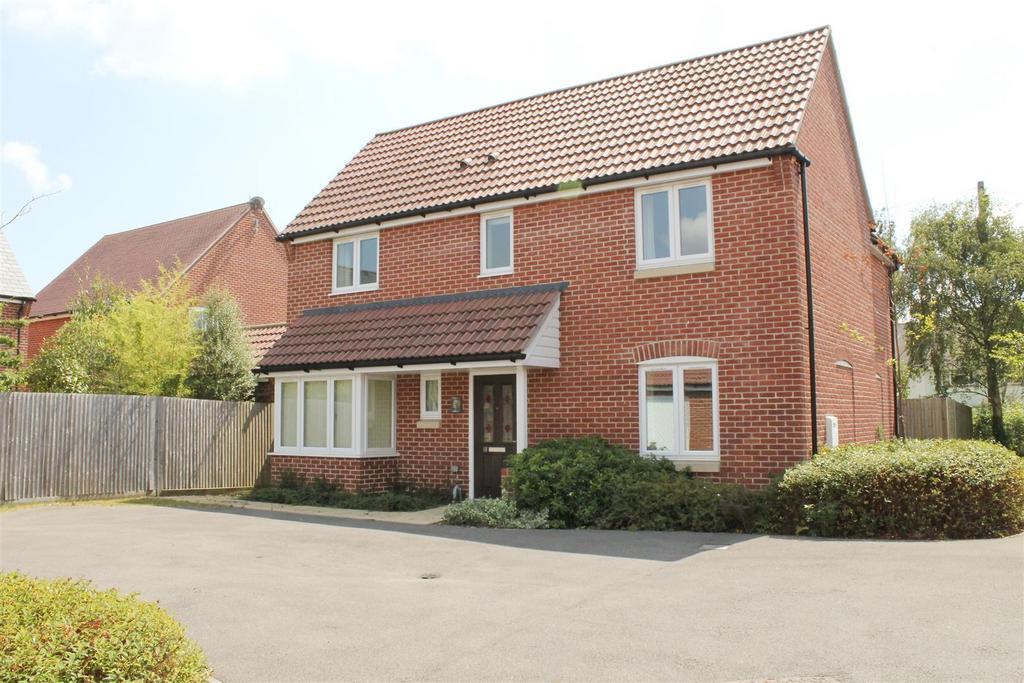 Princess Royal Close, Lymington 4 bed detached house to rent £2,300