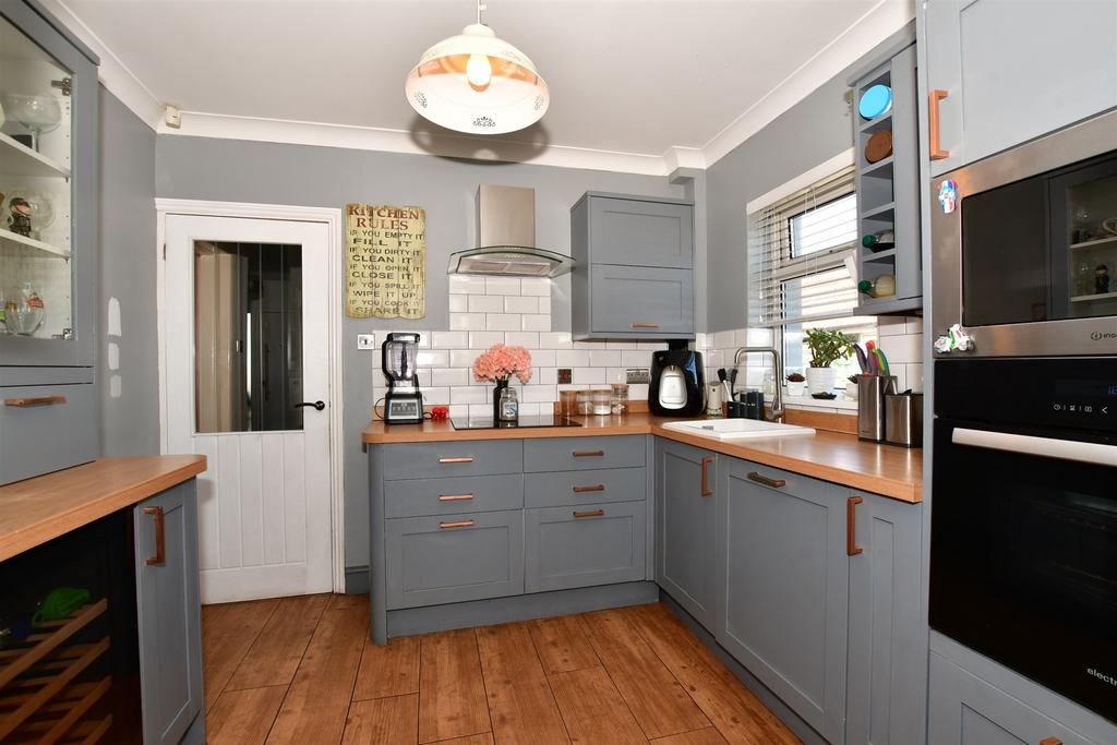 Castleton Avenue, Barnehurst, Kent 3 bed semidetached bungalow for