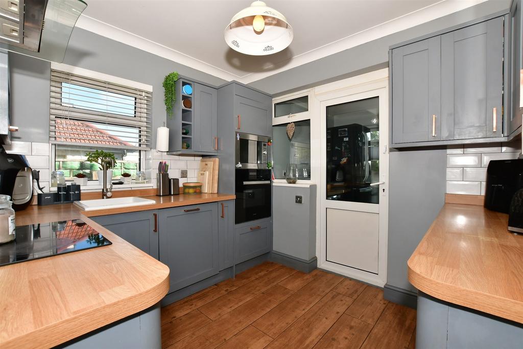 Castleton Avenue, Barnehurst, Kent 3 bed semidetached bungalow for