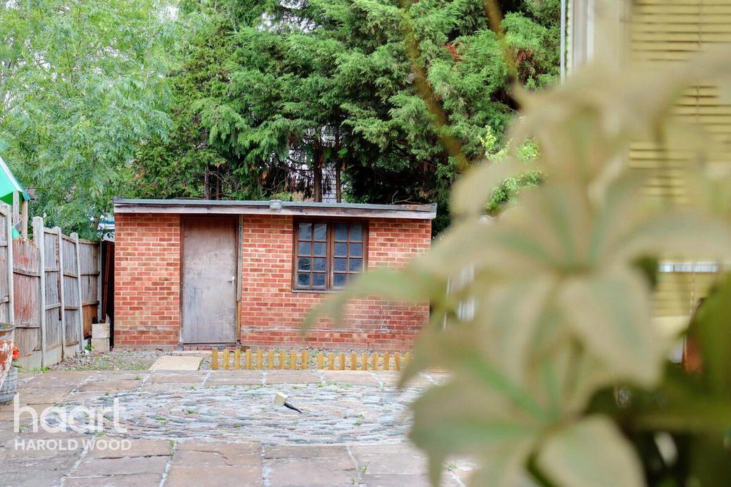 Trowbridge Road, Romford 4 bed terraced house for sale £425,000