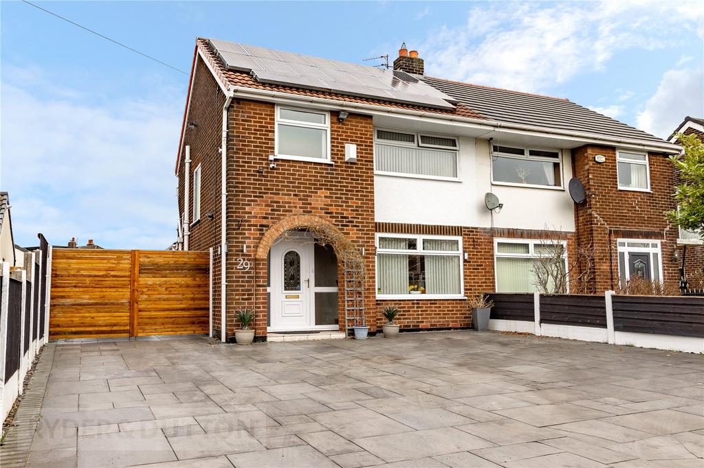Boardman Fold Road, Alkrington... 3 bed semidetached house £300,000