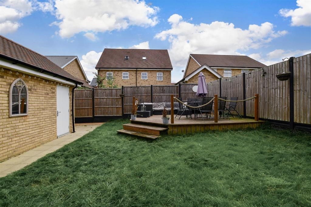 Weston Avenue, Broadbridge Heath, West Sussex 4 bed detached house for