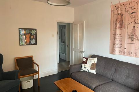 2 bedroom flat to rent, Cheverell House, London, E2