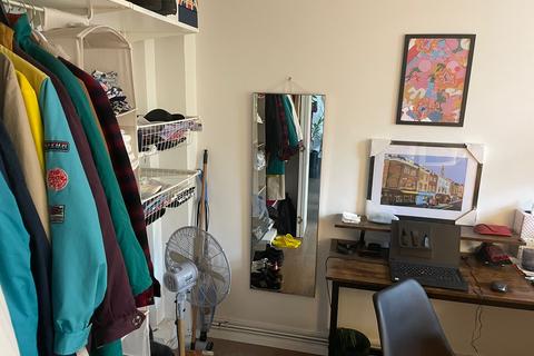 2 bedroom flat to rent, Cheverell House, London, E2