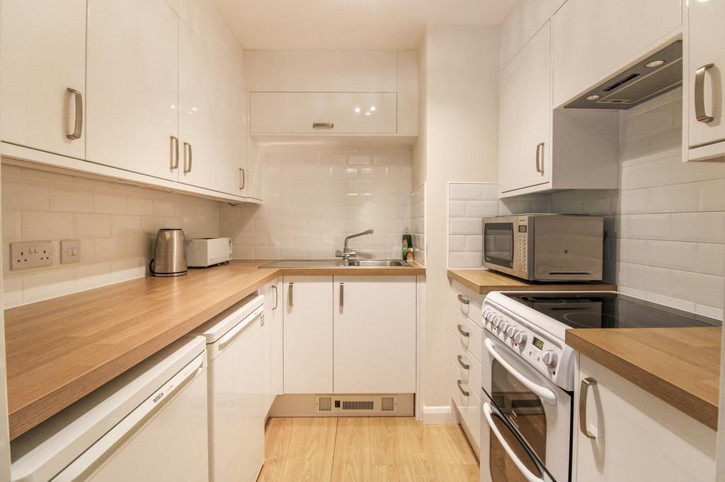 Farley Court, Farnborough, GU14 2 bed apartment for sale £165,000