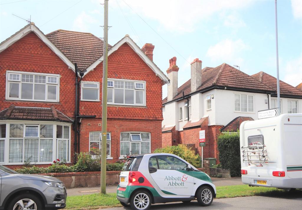 Collington Avenue, BexhillonSea, TN39 1 bed flat £800 pcm (£185 pw)