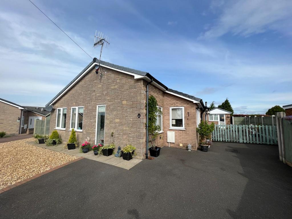 St. Philips Drive, Hasland, Chesterfield, S41 0RG 3 bed detached