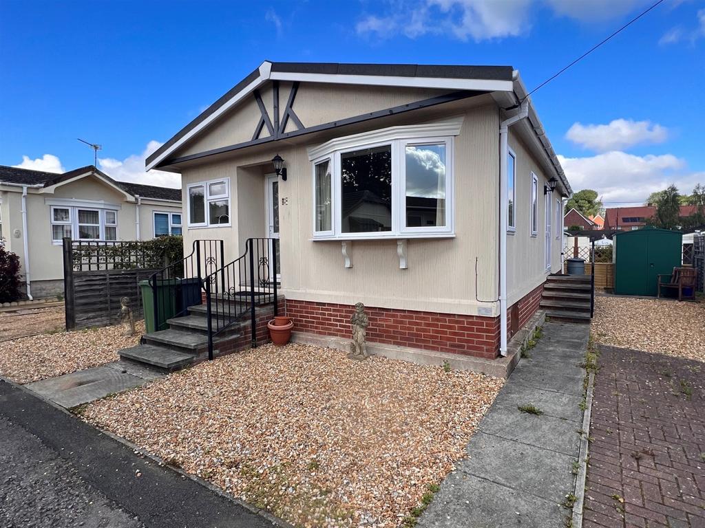 Broadway Park, Petersfield, Hampshire 2 bed park home £185,000