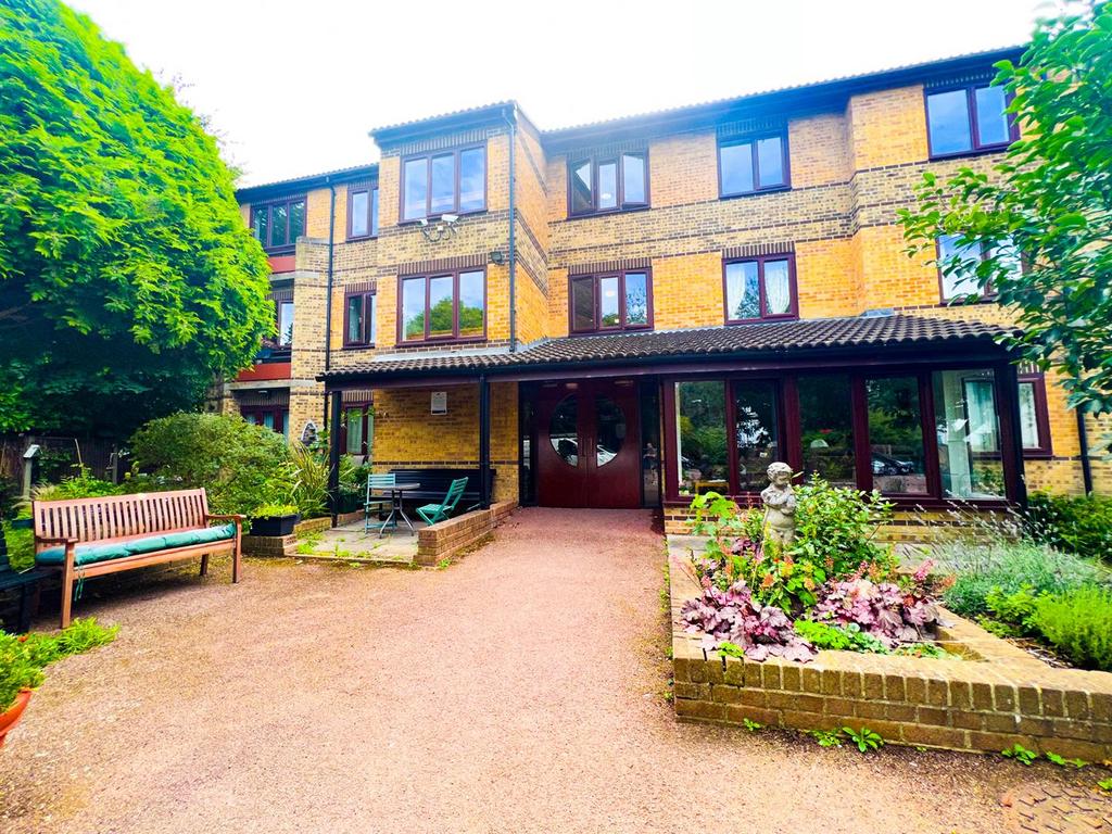 Cambridge Road, Wanstead 1 bed ground floor flat for sale £150,000