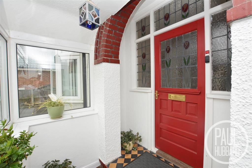 Beccles Road, Oulton Broad, NR33 5 bed detached house for sale £425,000