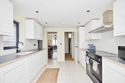 3 Thorne Close, London, E11 4HU