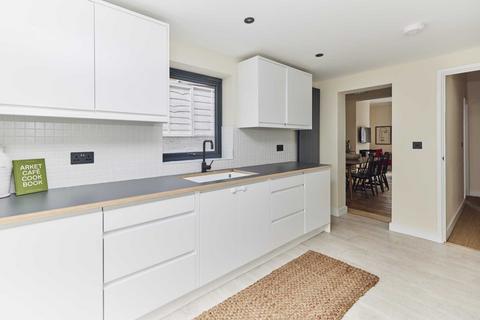 3 Thorne Close, London, E11 4HU
