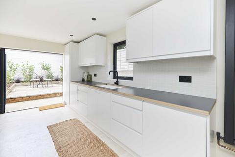 3 Thorne Close, London, E11 4HU
