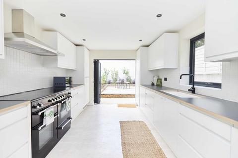 3 Thorne Close, London, E11 4HU