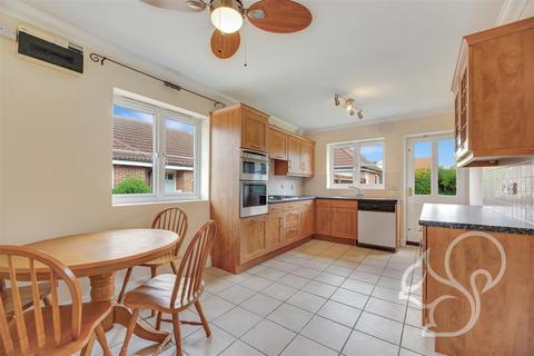 2 Five Gables Chase, West Mersea, Colchester, CO5 8GS