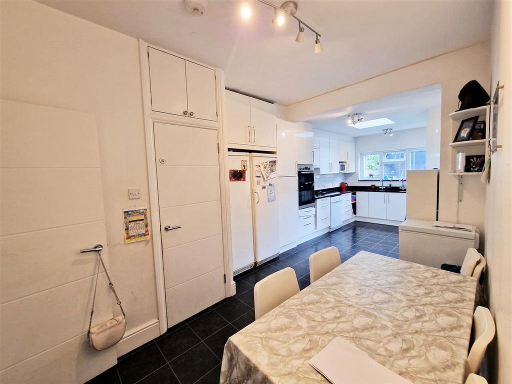 Mid terrace 5 bedroom house close to Brent Cross