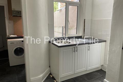 4 bedroom terraced house to rent, Berkeley Avenue, Manchester M14