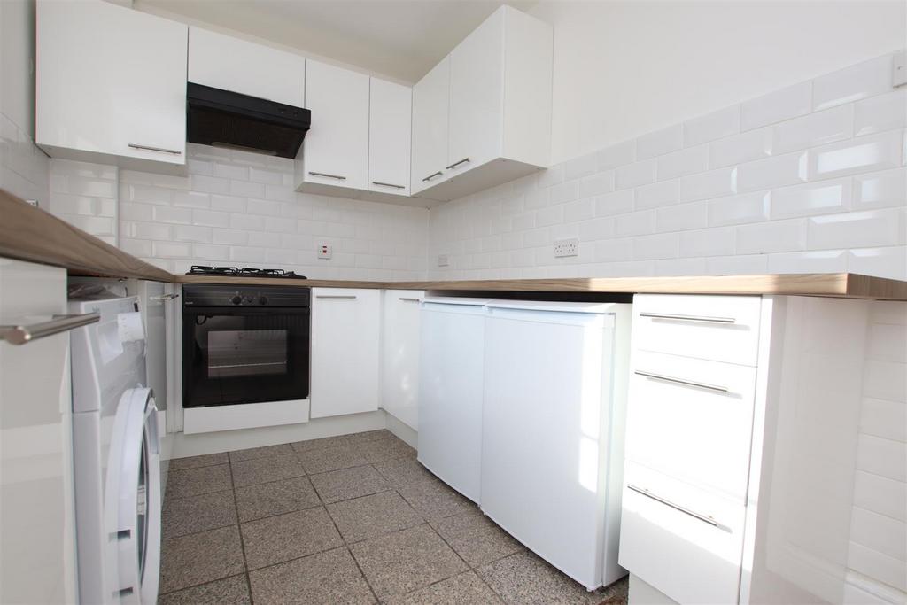 Bower Court, Bower Road, Bristol BS3 2 bed house £1,400 pcm (£323 pw)