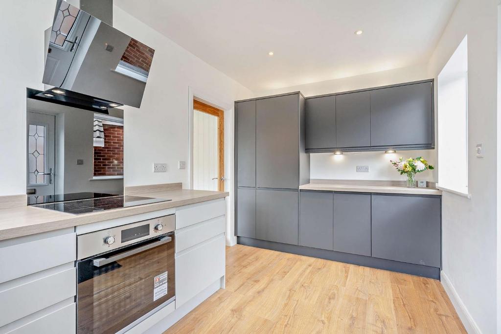 Knox Close, Harrogate, HG1 3EG 3 bed semidetached bungalow for sale