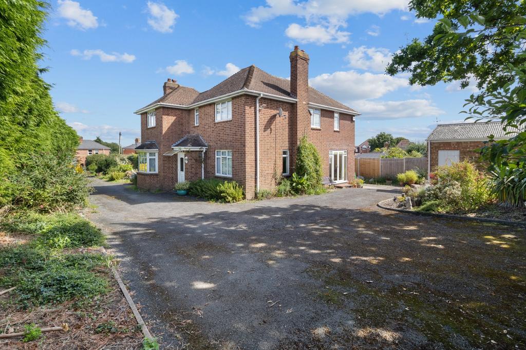 Yates Hay Road, Malvern, WR14 1LH 4 bed detached house £450,000
