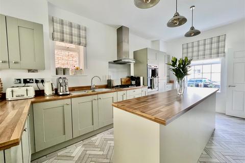 4 Bowcliffe Road, Bramham, Wetherby, LS23 6TJ