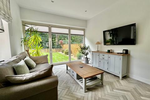 4 Bowcliffe Road, Bramham, Wetherby, LS23 6TJ