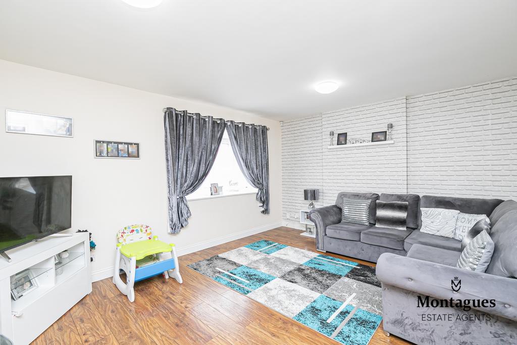 Wellington Road, North Weald, CM16 2 bed for sale £269,995