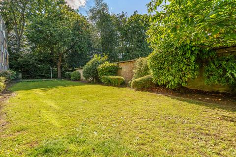 Flat 3, Southwood Court Pine Grove, Weybridge, KT13 9AT